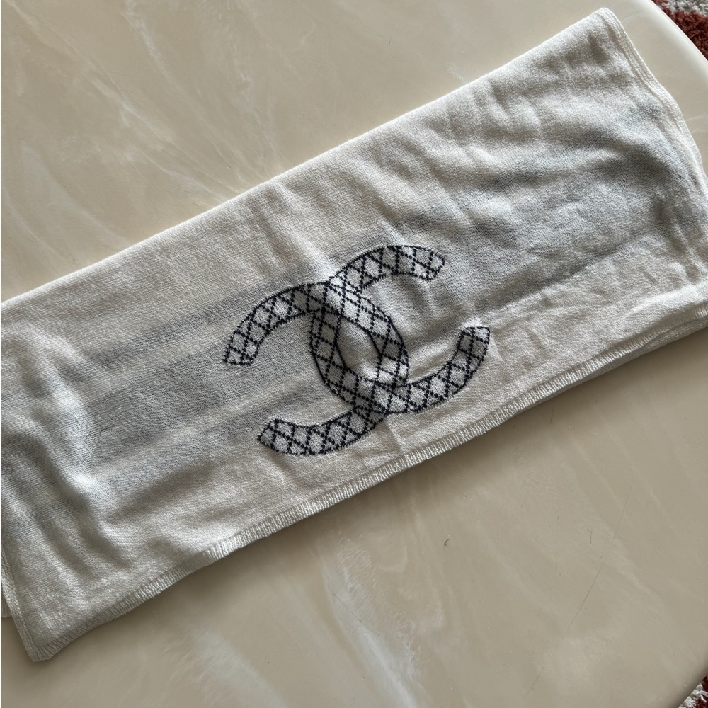 Chanel wool logo scarf - Picture 5 of 8